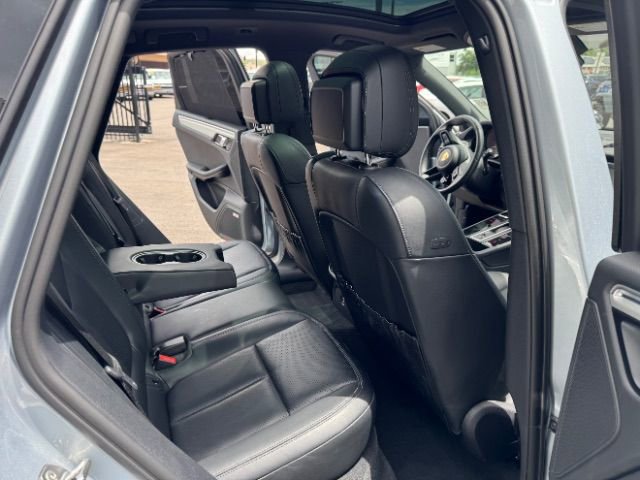 Used 2024 Porsche Macan Turbo image 11