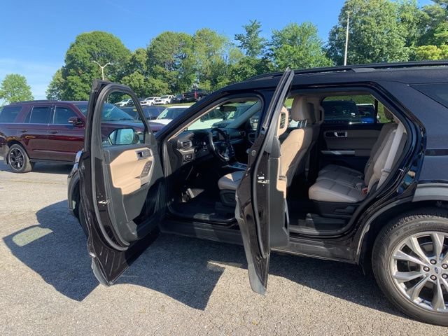 Used 2023 Ford Explorer XLT w/ Equipment Group 202A AWD/4WD image 18