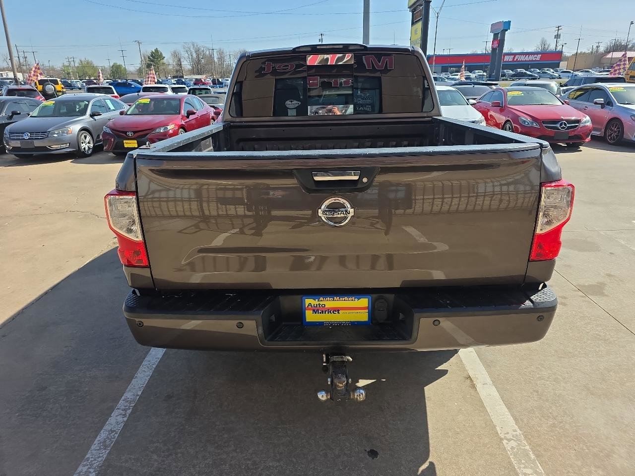 Used 2017 Nissan Titan SV image 6