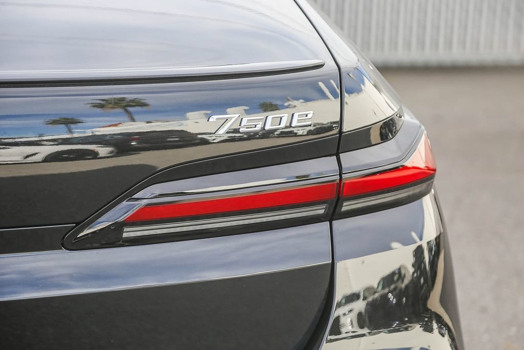 Used 2026 BMW 750e xDrive AWD/4WD image 7
