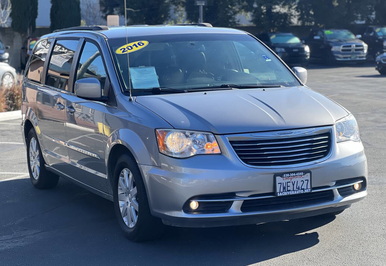 Used 2016 Chrysler Town & Country Touring image 1