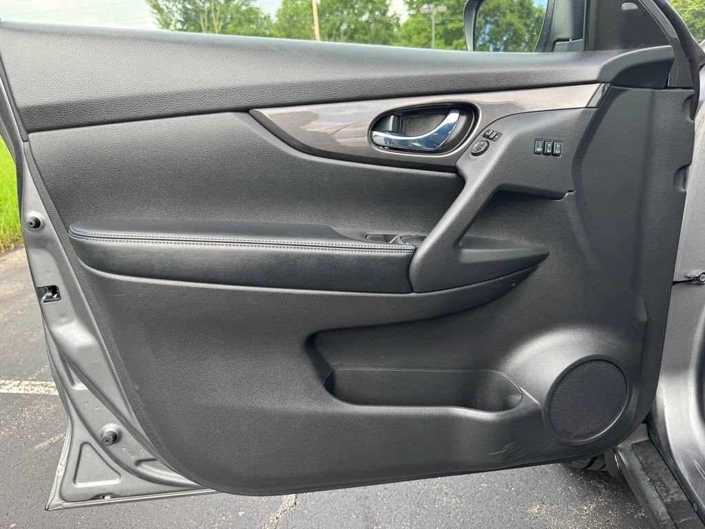 Used 2019 Nissan Rogue SV w/ Premium Package AWD/4WD image 16