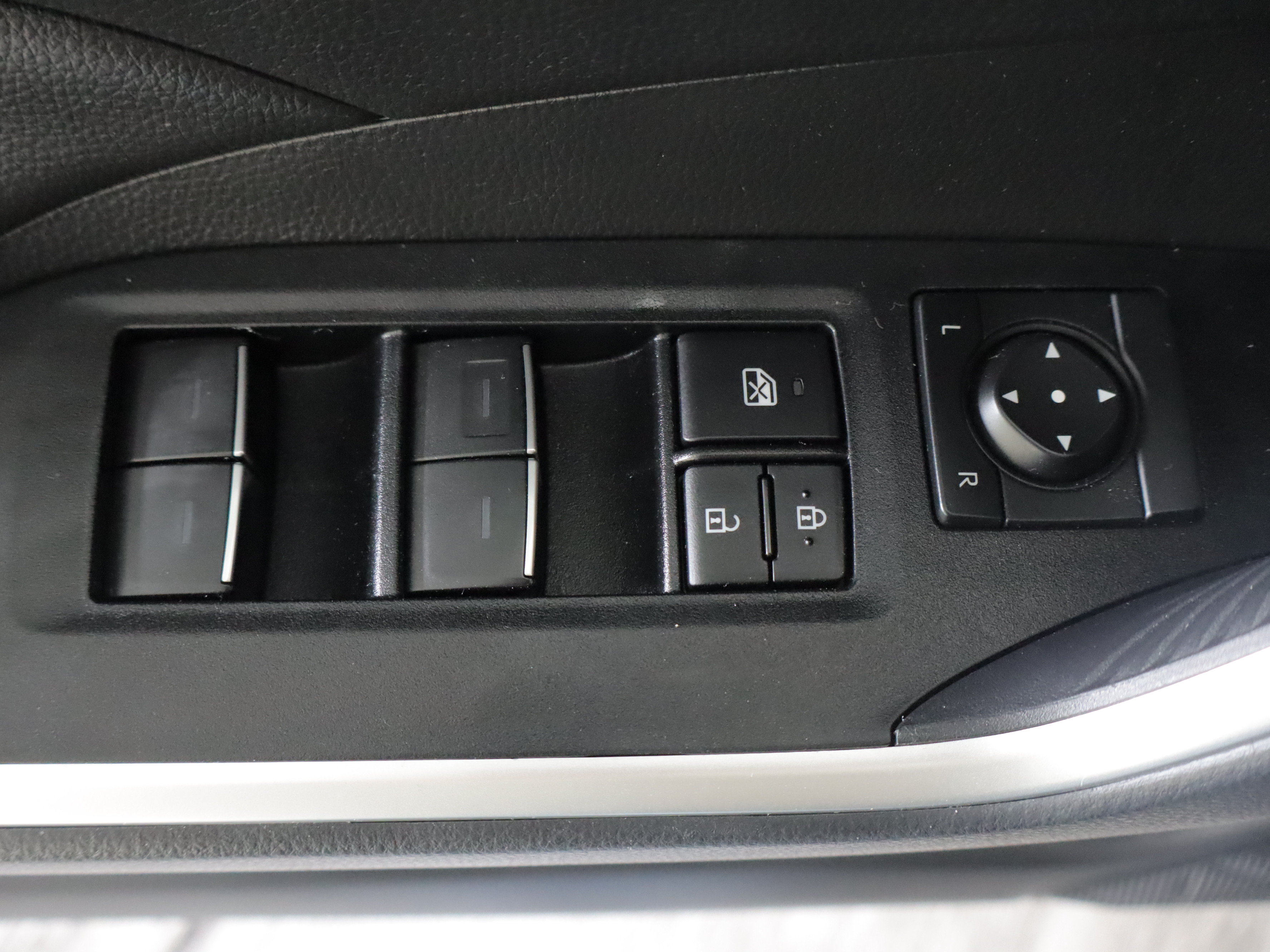 Used 2025 Toyota RAV4 XLE AWD/4WD image 12