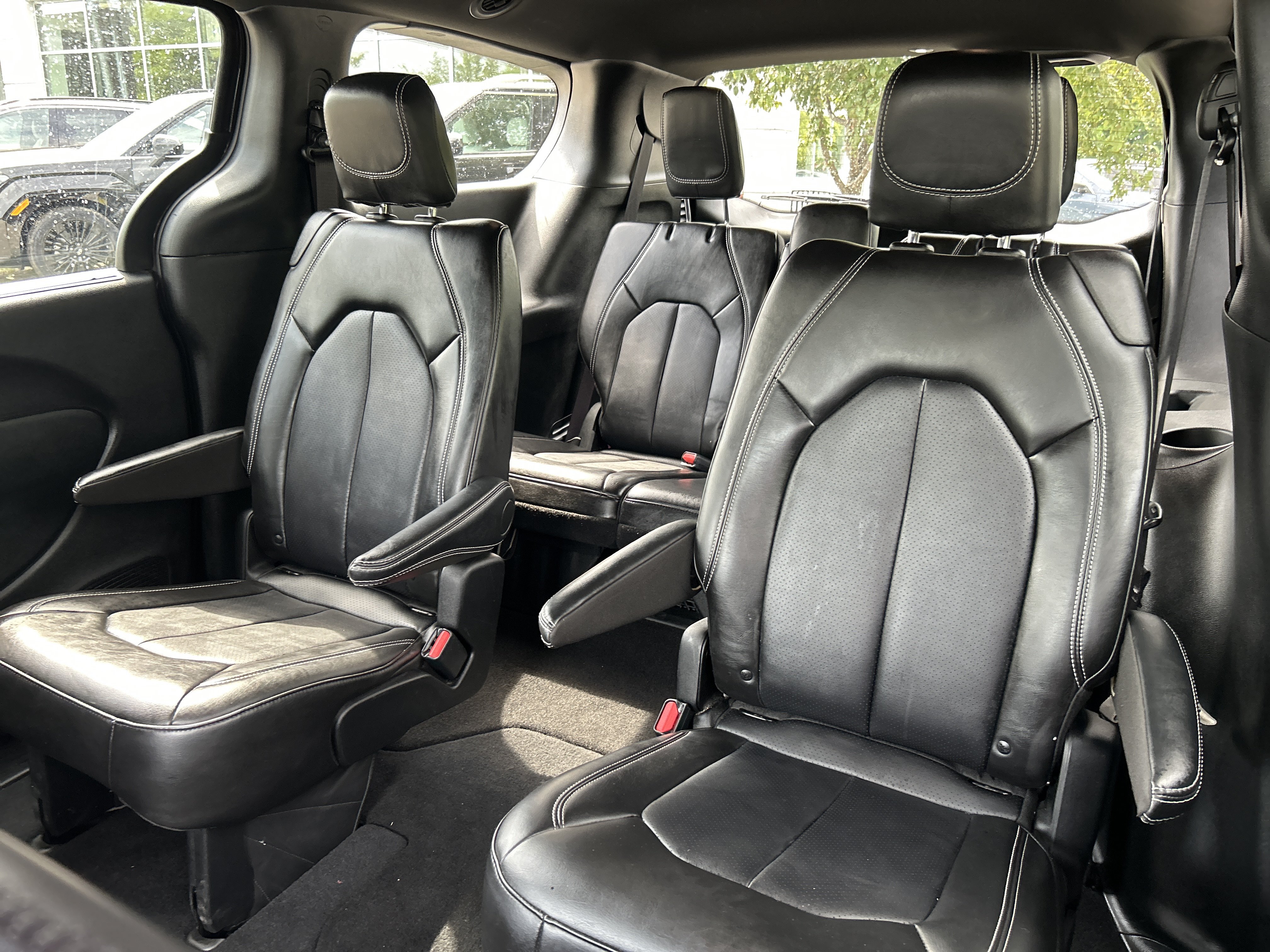Used 2025 Chrysler Pacifica Select FWD image 16