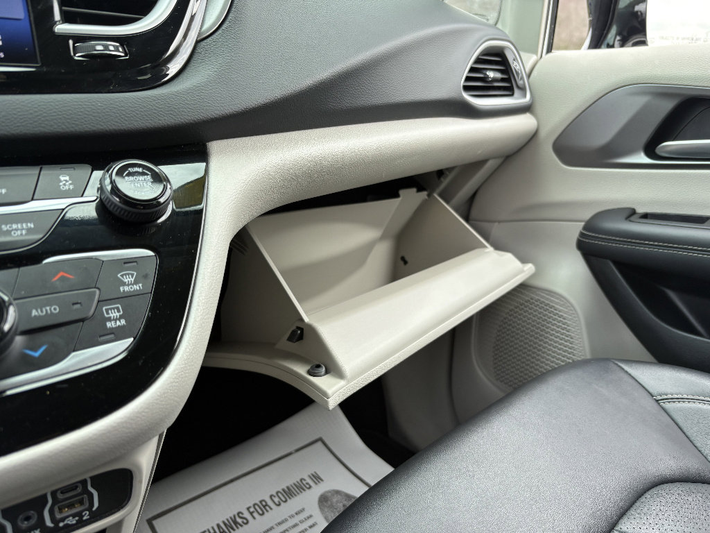 Used 2024 Chrysler Pacifica Touring-L image 36