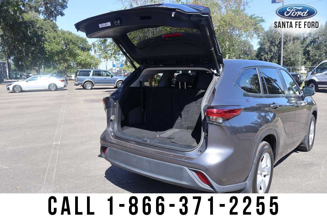 Used 2023 Toyota Highlander LE AWD/4WD image 29