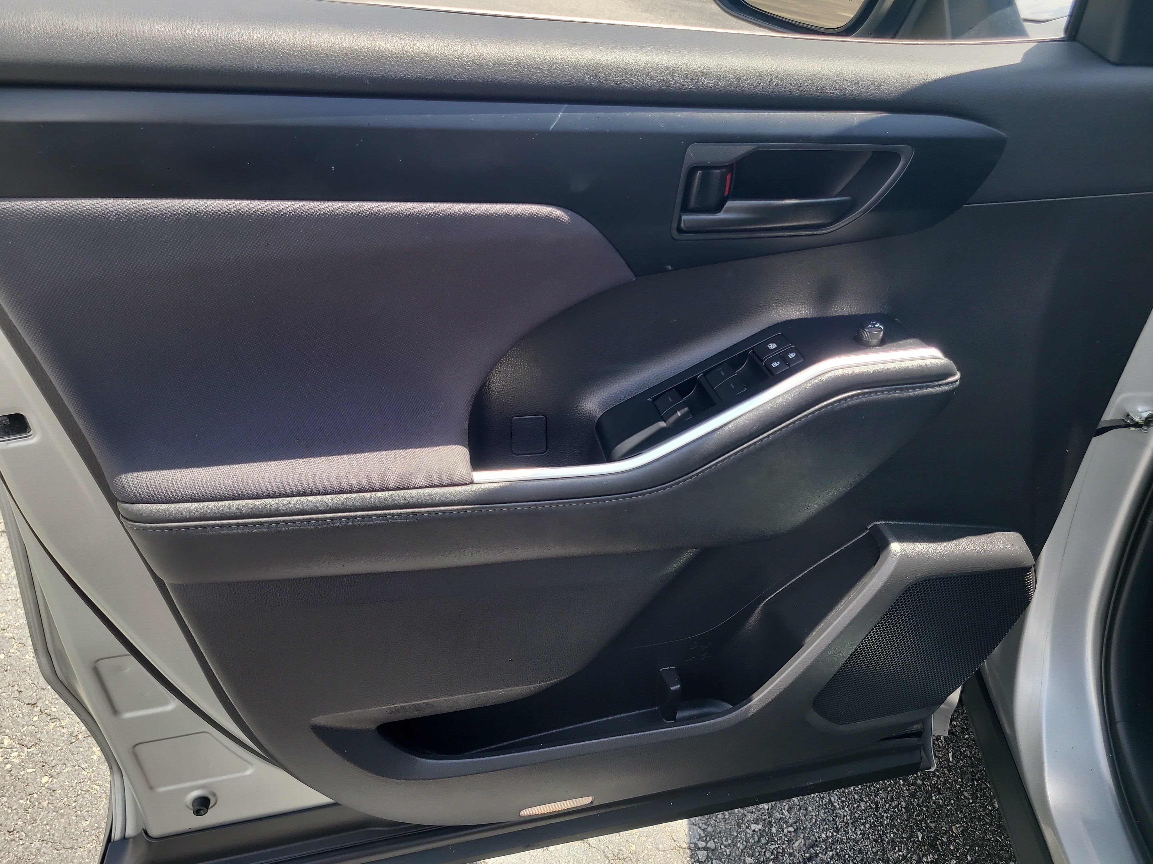 Used 2025 Toyota Highlander LE FWD image 18