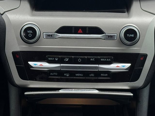 Used 2021 Ford Explorer XLT image 4