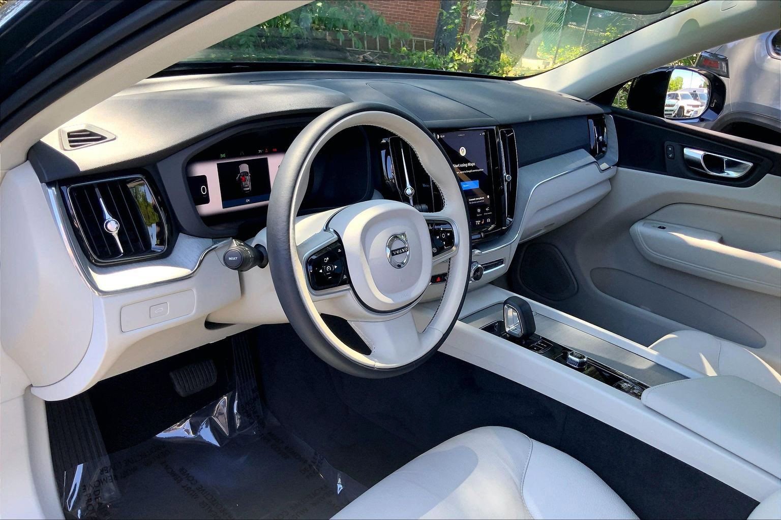 Used 2025 Volvo XC60 B5 Plus w/ Climate Package AWD/4WD image 14