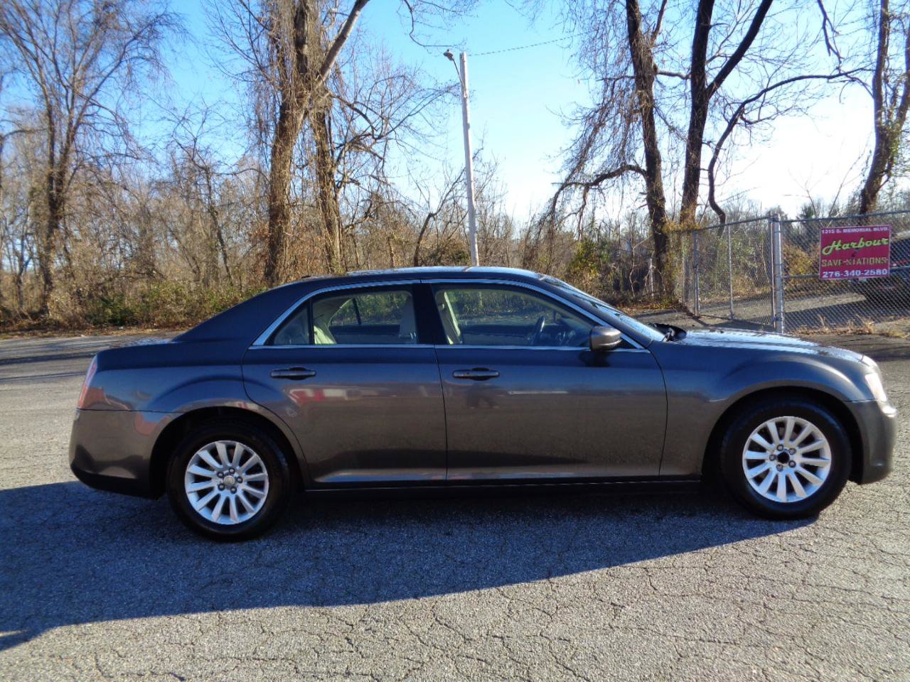 Used 2013 Chrysler 300 RWD image 4