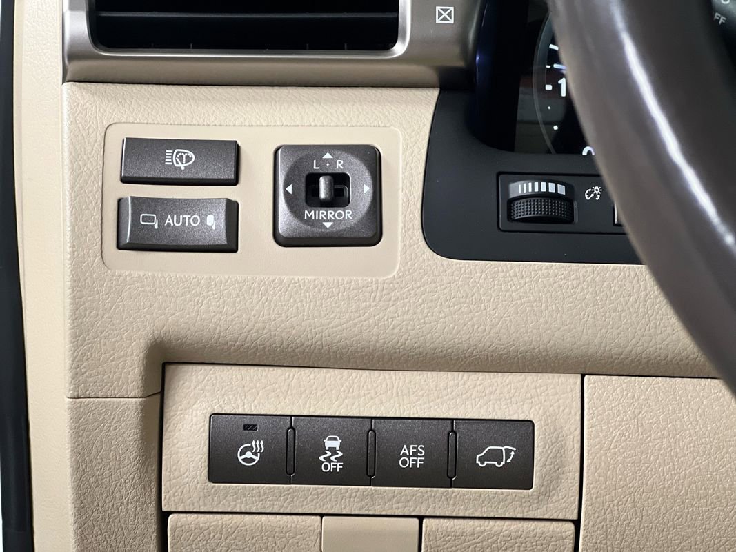 Used 2013 Lexus LX 570 4WD w/ Luxury Pkg image 30