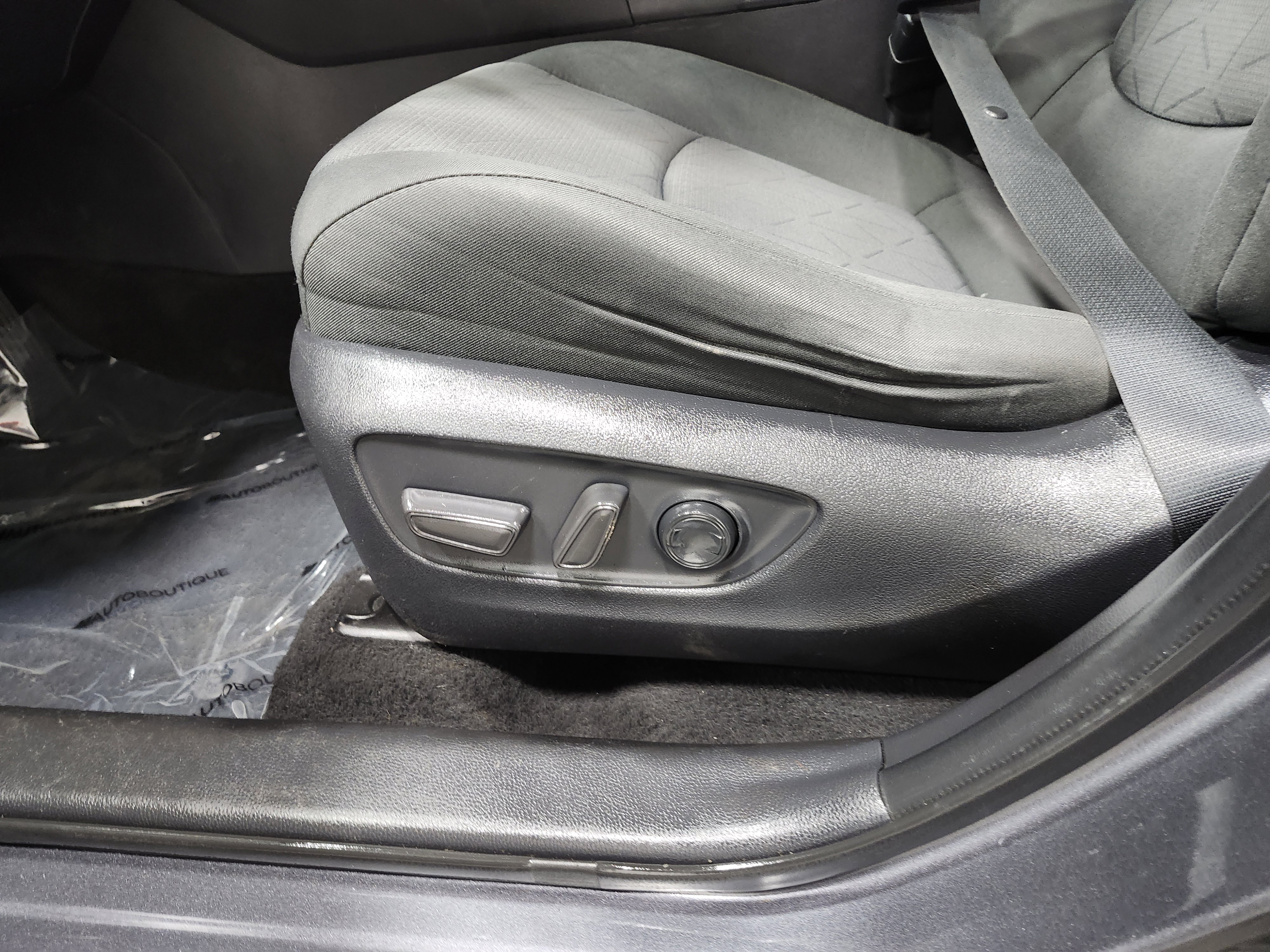 Used 2021 Toyota RAV4 XLE image 25