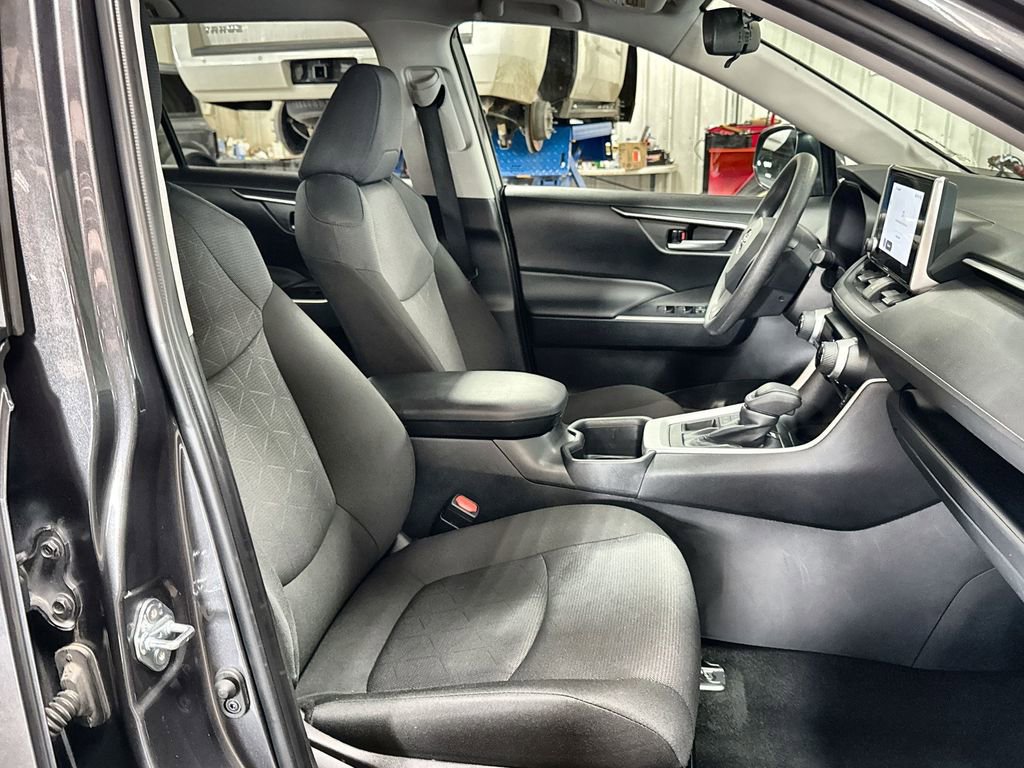 Used 2025 Toyota RAV4 XLE image 30