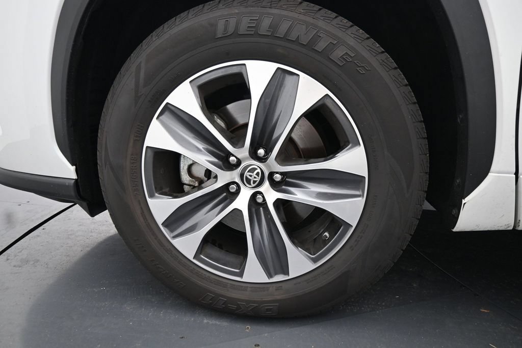 Used 2024 Toyota Highlander XLE FWD image 14