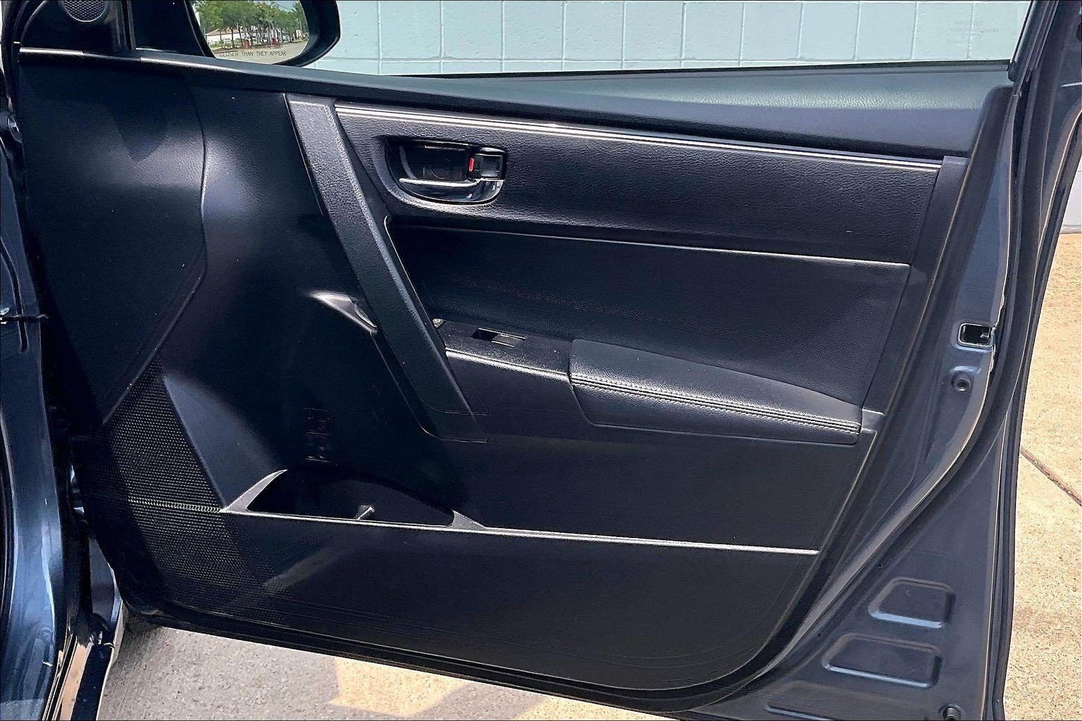 Used 2017 Toyota Corolla XLE FWD image 29