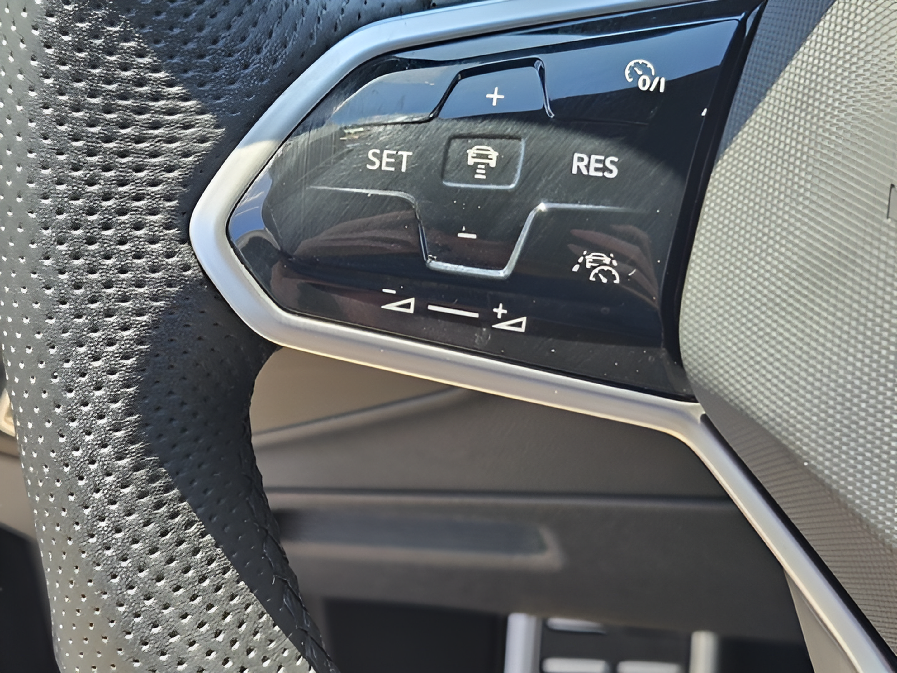 Certified 2023 Volkswagen Tiguan SE R-Line FWD image 23