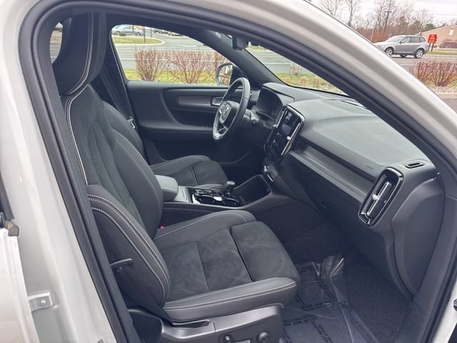 Certified 2025 Volvo XC40 B5 Plus AWD/4WD image 14