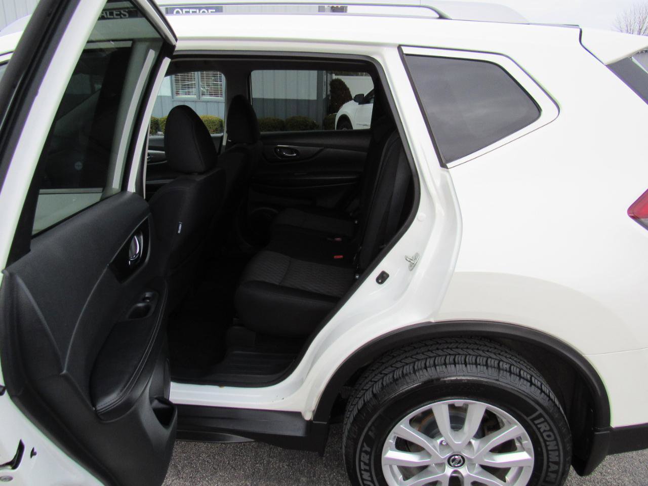 Used 2018 Nissan Rogue SV image 28