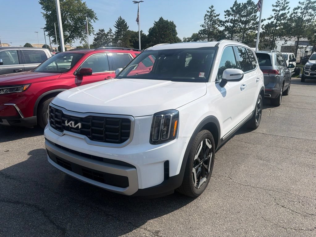 Used 2025 Kia Telluride S FWD image 1