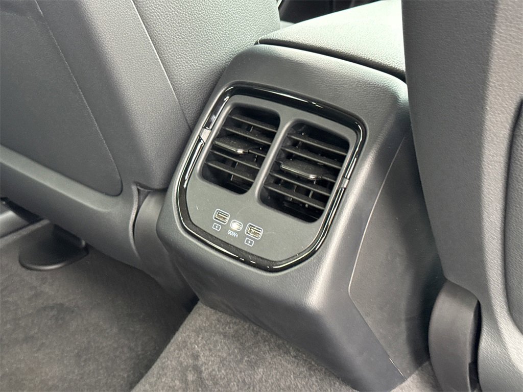 New 2025 VinFast VF 8 Eco image 17