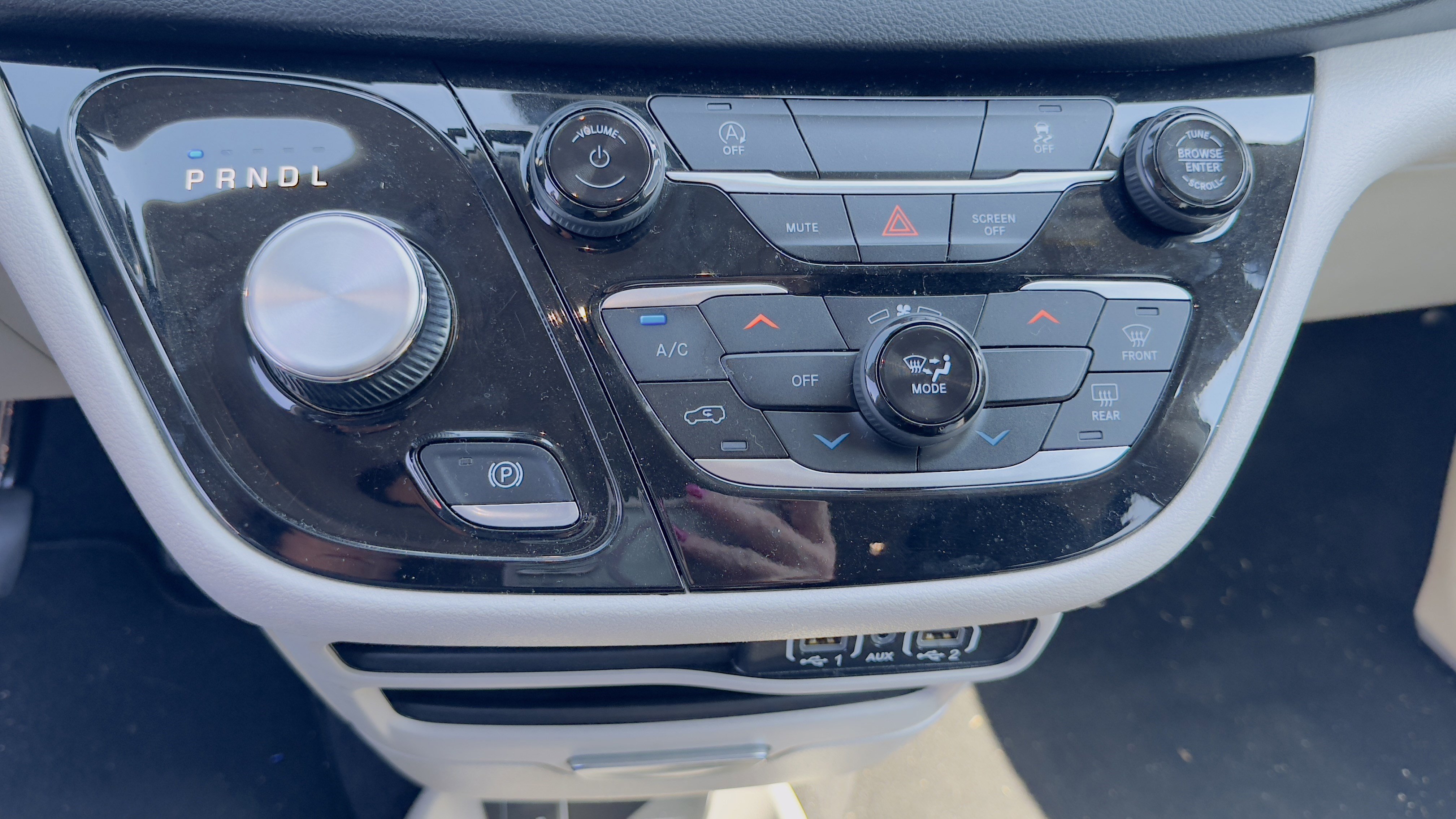 Used 2023 Chrysler Voyager LX image 22