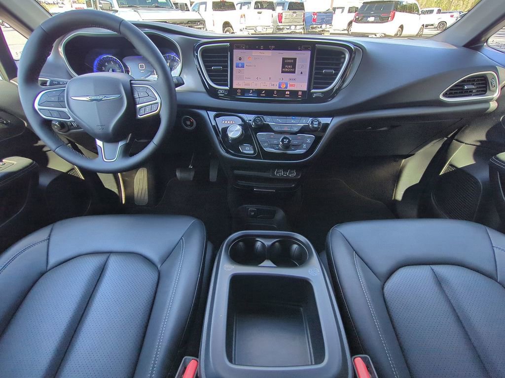 Used 2025 Chrysler Pacifica Select image 19