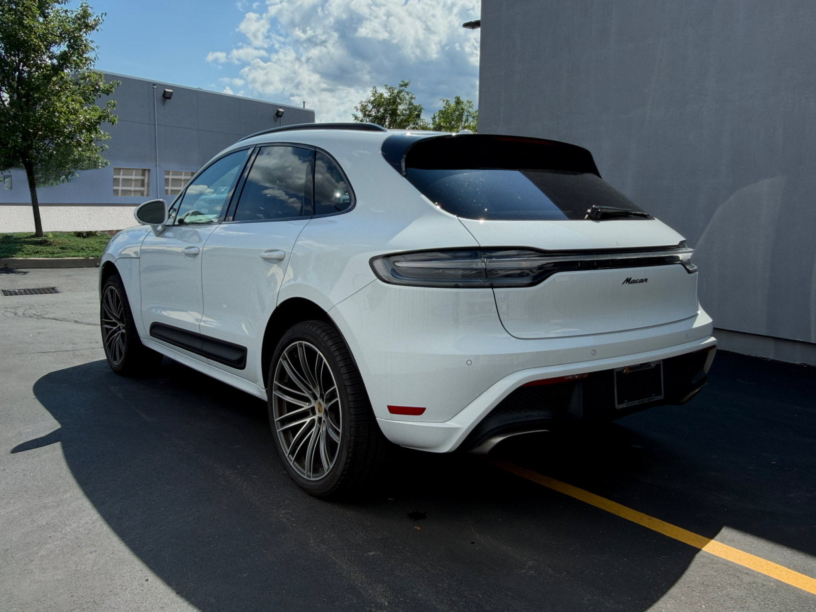 Used 2025 Porsche Macan AWD/4WD image 3