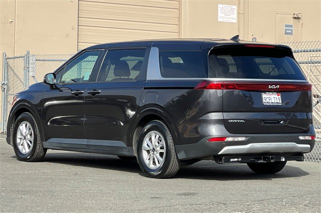 Used 2023 Kia Carnival LX image 9