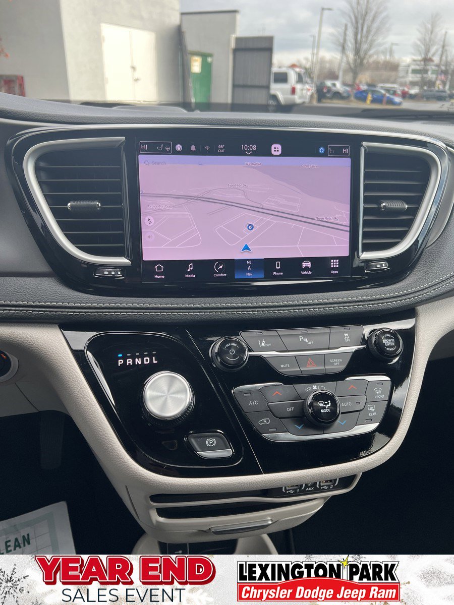 Used 2024 Chrysler Pacifica Select w/ Uconnect Theater Family Group image 29