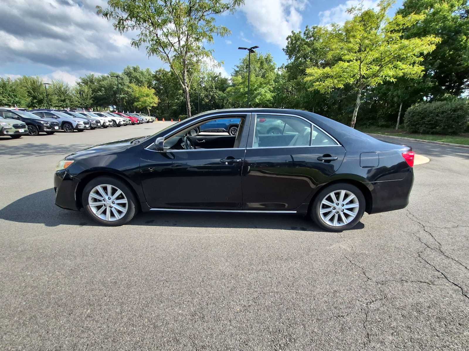 Used 2014 Toyota Camry XLE w/ Convenience Package FWD image 5