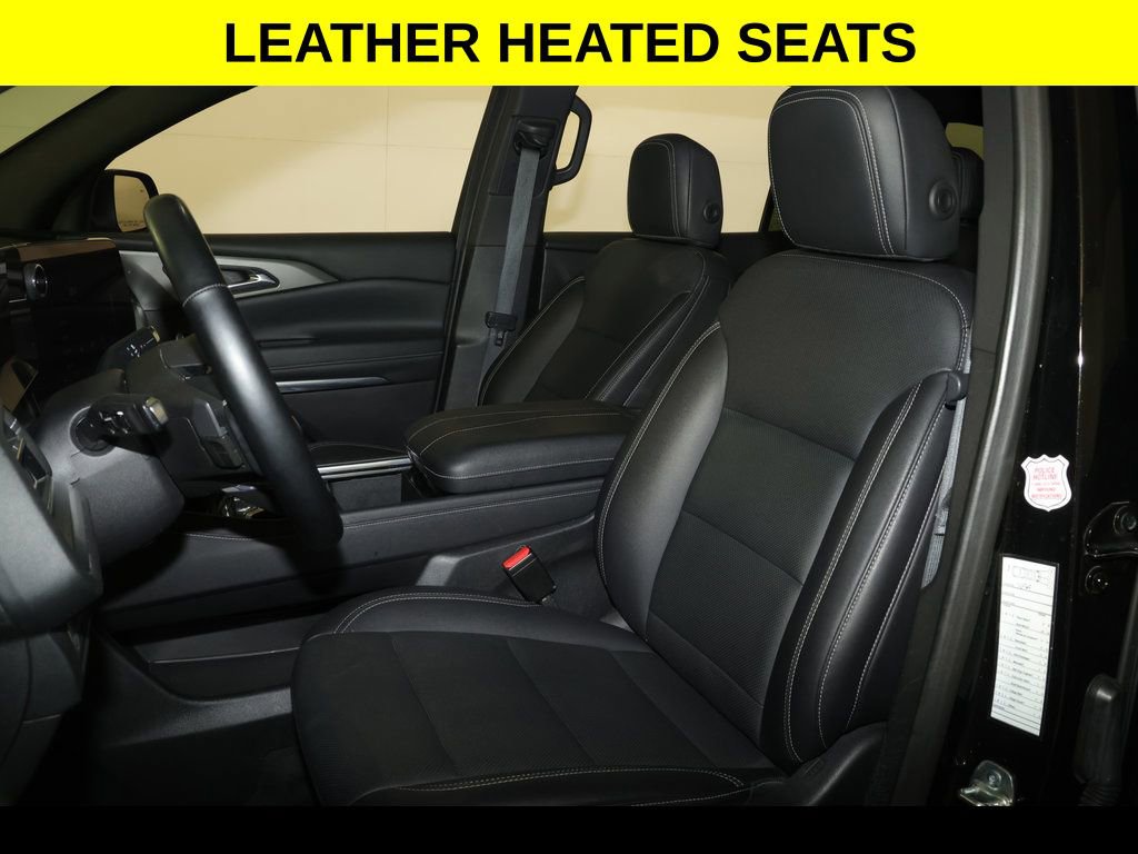 Used 2025 Chevrolet Traverse LT image 3