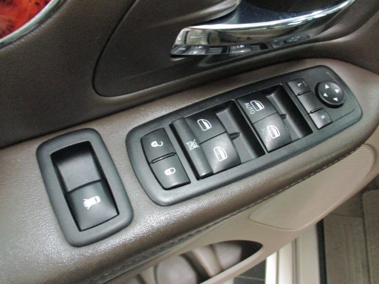 Used 2014 Chrysler Town & Country Touring image 18