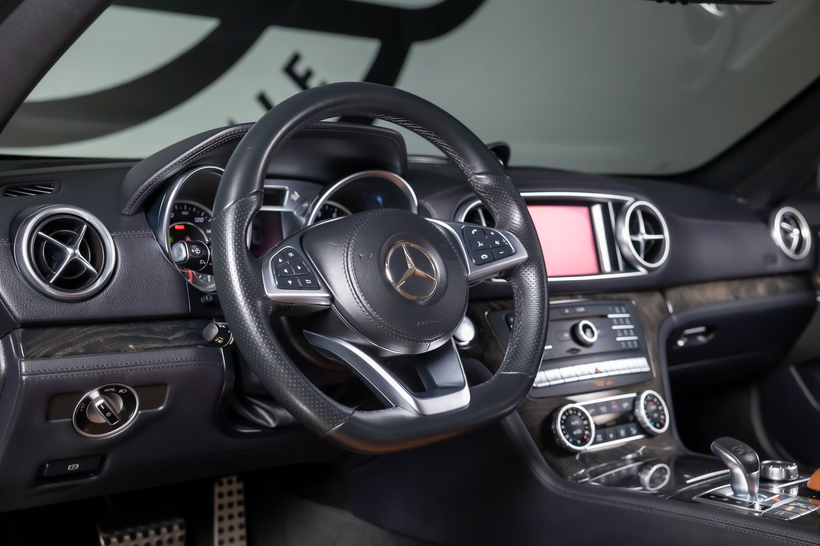 Used 2020 Mercedes-Benz SL 550 image 3