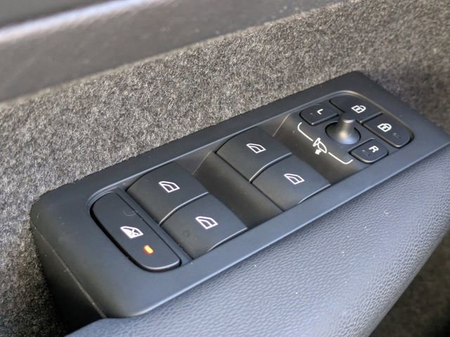 Used 2023 Volvo XC40 B5 Plus image 20