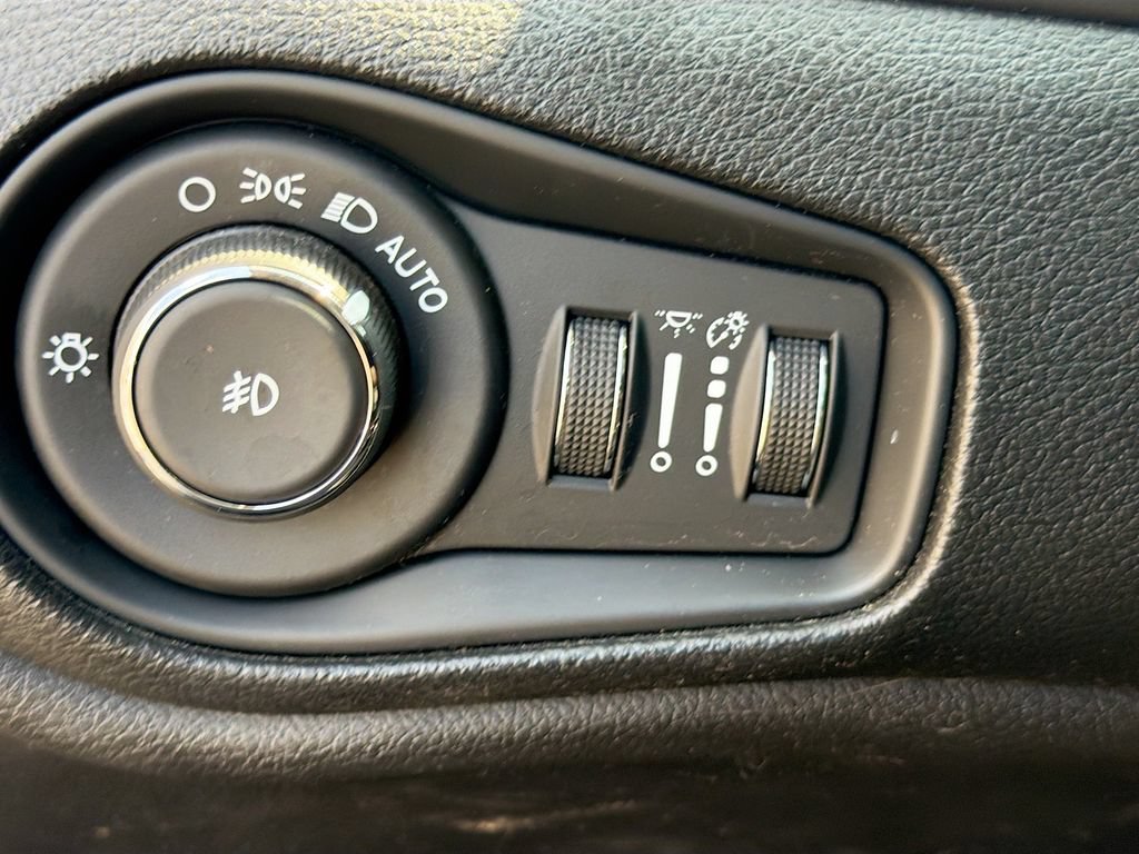 Used 2019 Jeep Renegade Latitude FWD image 33