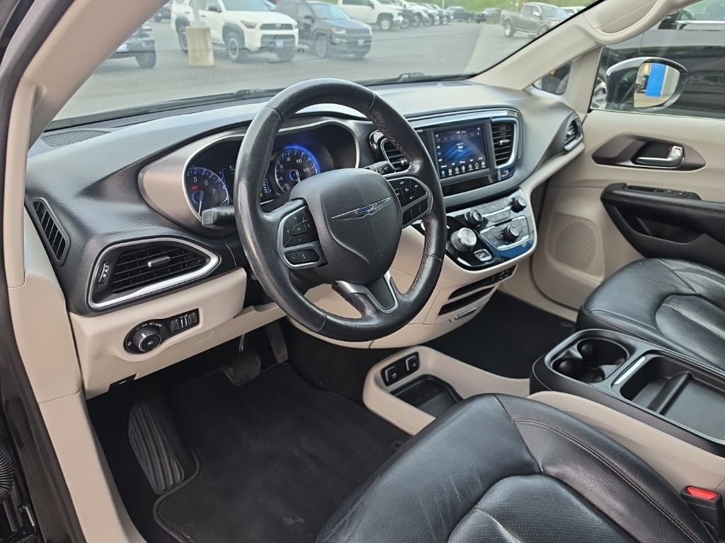 Used 2020 Chrysler Pacifica Touring-L FWD image 10