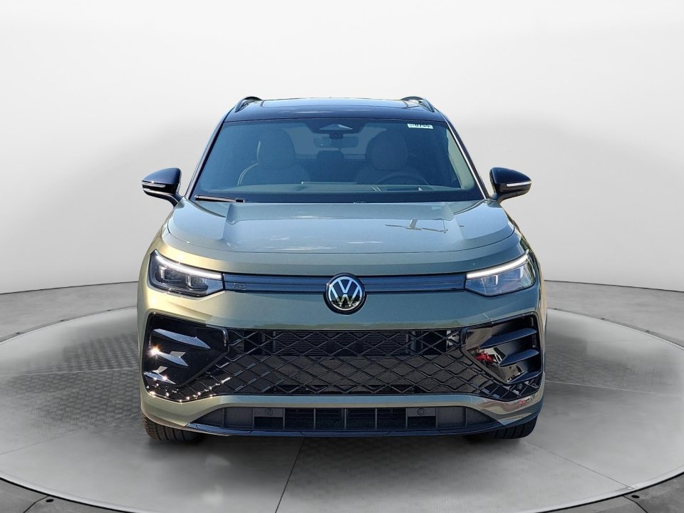 New 2026 Volkswagen Tiguan SE R-Line FWD image 2
