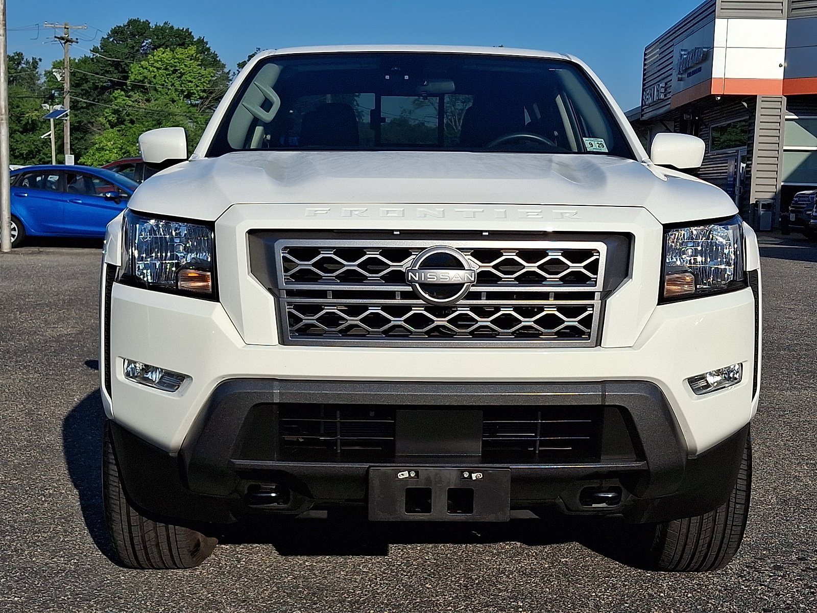 Used 2024 Nissan Frontier SV AWD/4WD image 2