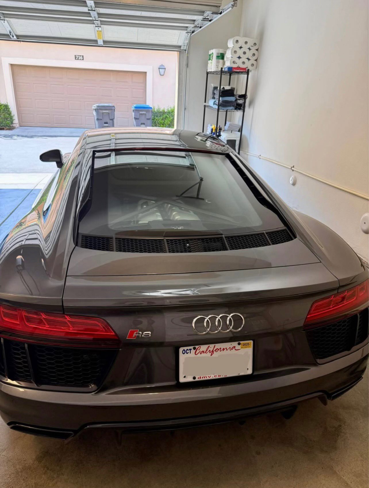 Used 2018 Audi R8 V10 w/ Premium Package image 2