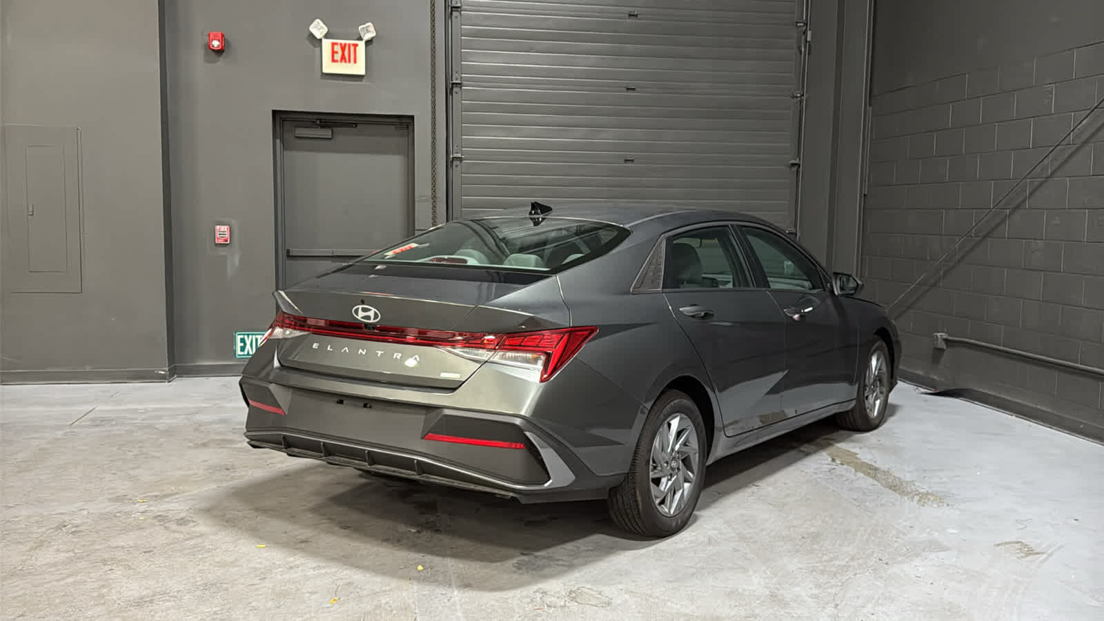 Used 2025 Hyundai Elantra Hybrid FWD image 4