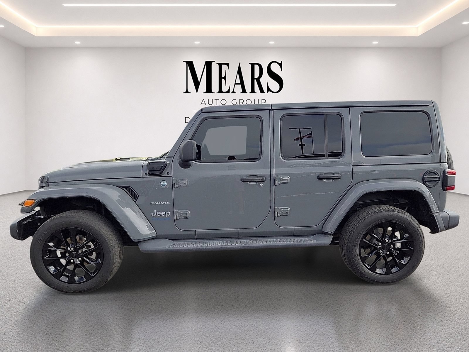 Used 2021 Jeep Wrangler Unlimited Sahara w/ Cold Weather Group AWD/4WD image 2