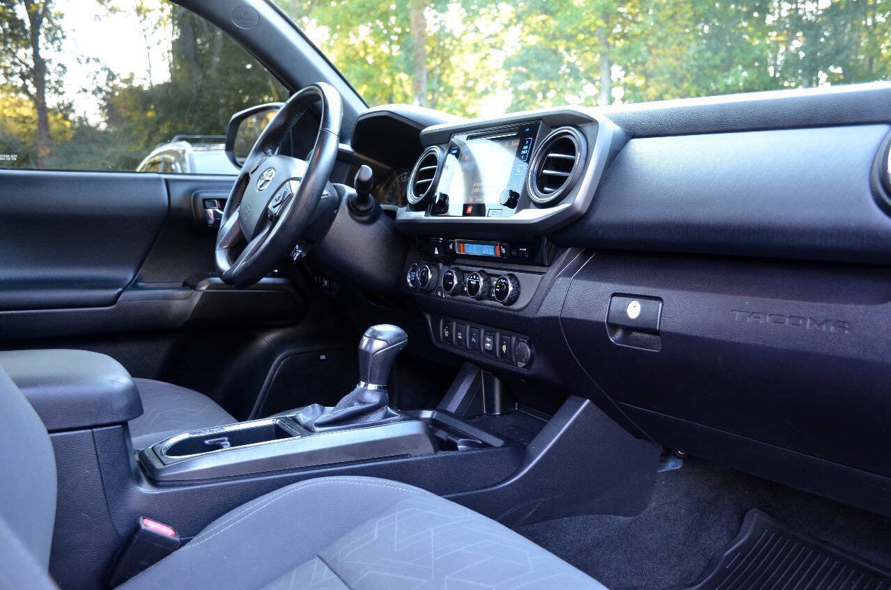 Used 2017 Toyota Tacoma TRD Sport AWD/4WD image 13