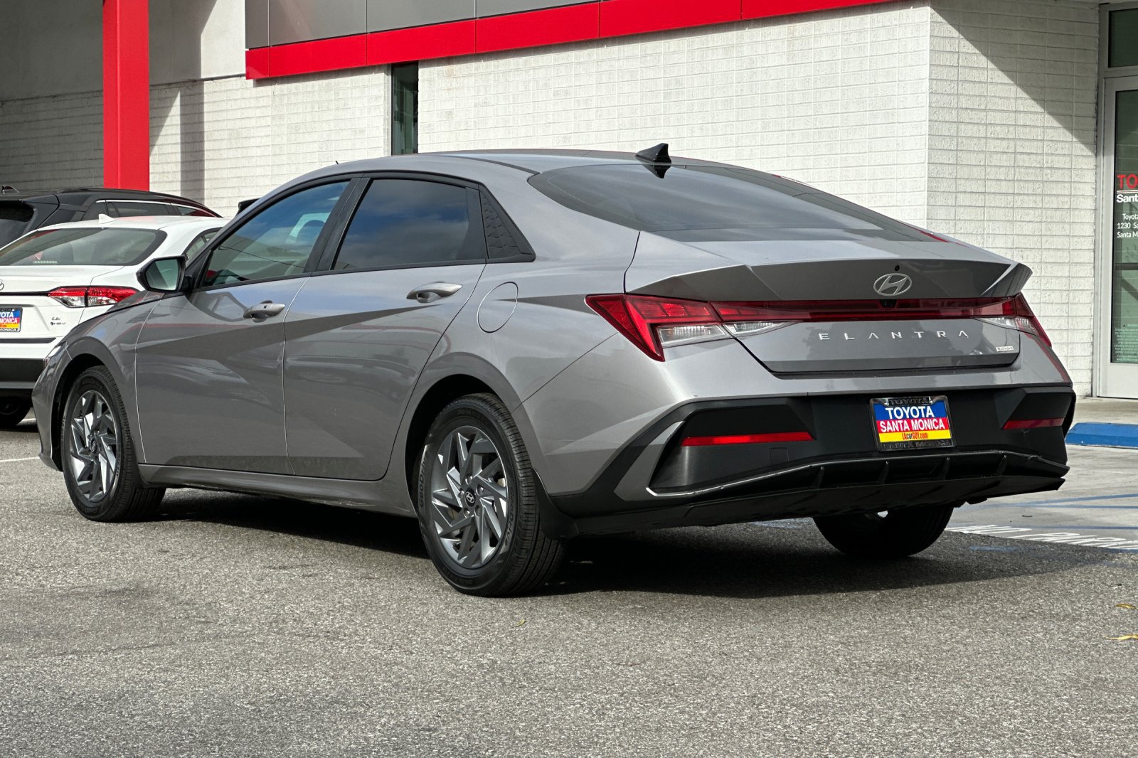 Used 2025 Hyundai Elantra Hybrid FWD image 6