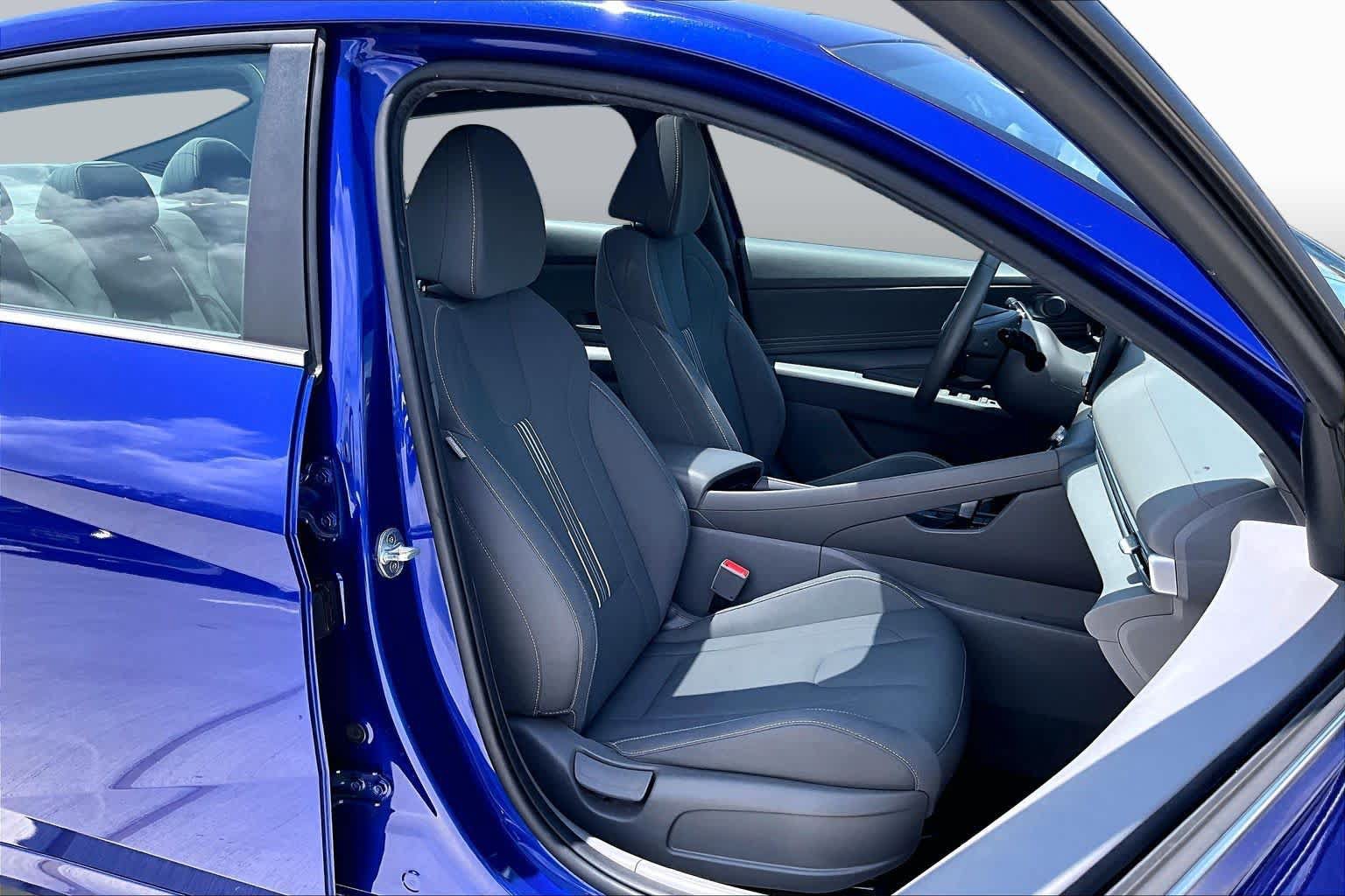 Used 2022 Hyundai Elantra SEL w/ Convenience + Premium Package FWD image 9