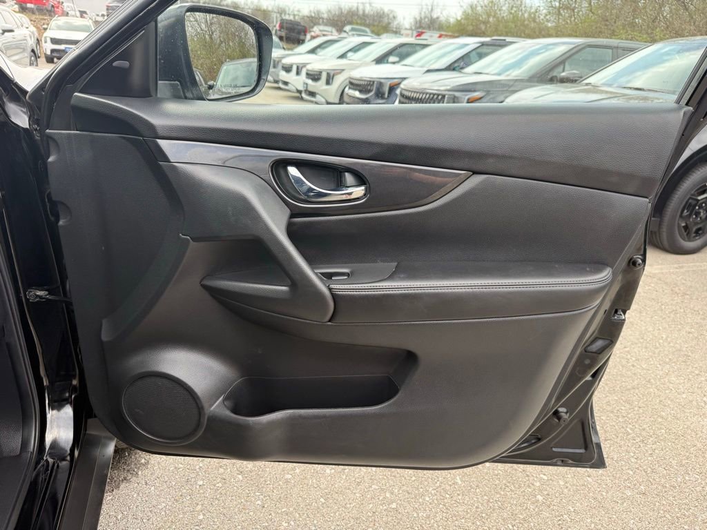 Used 2018 Nissan Rogue S image 19