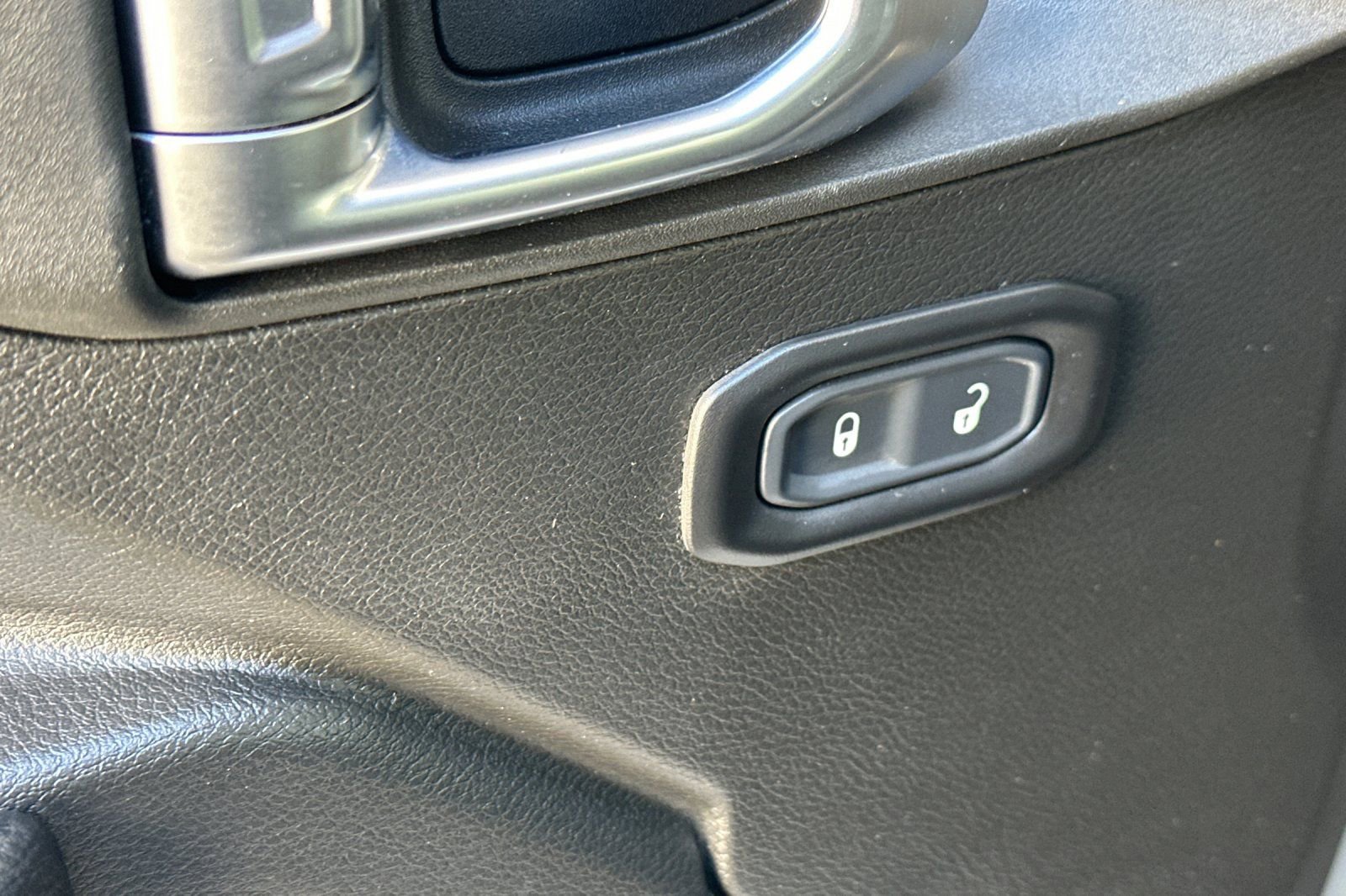 Used 2023 Jeep Wrangler Unlimited w/ Cold Weather Group image 12