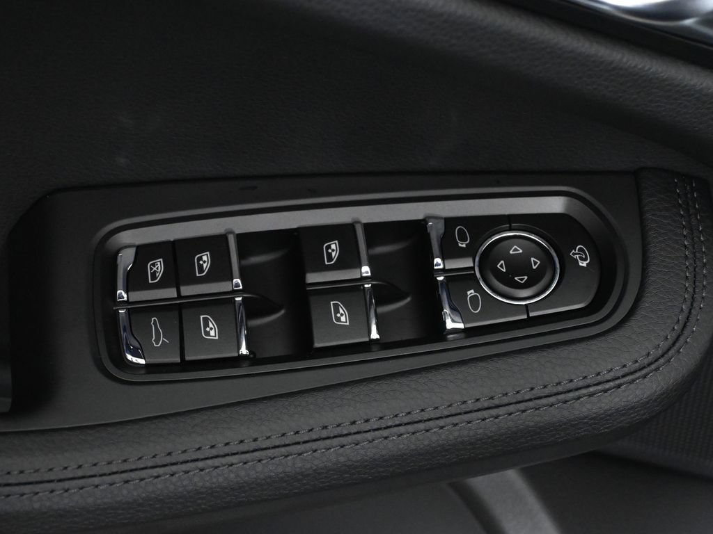 Used 2026 Porsche Macan AWD/4WD image 33