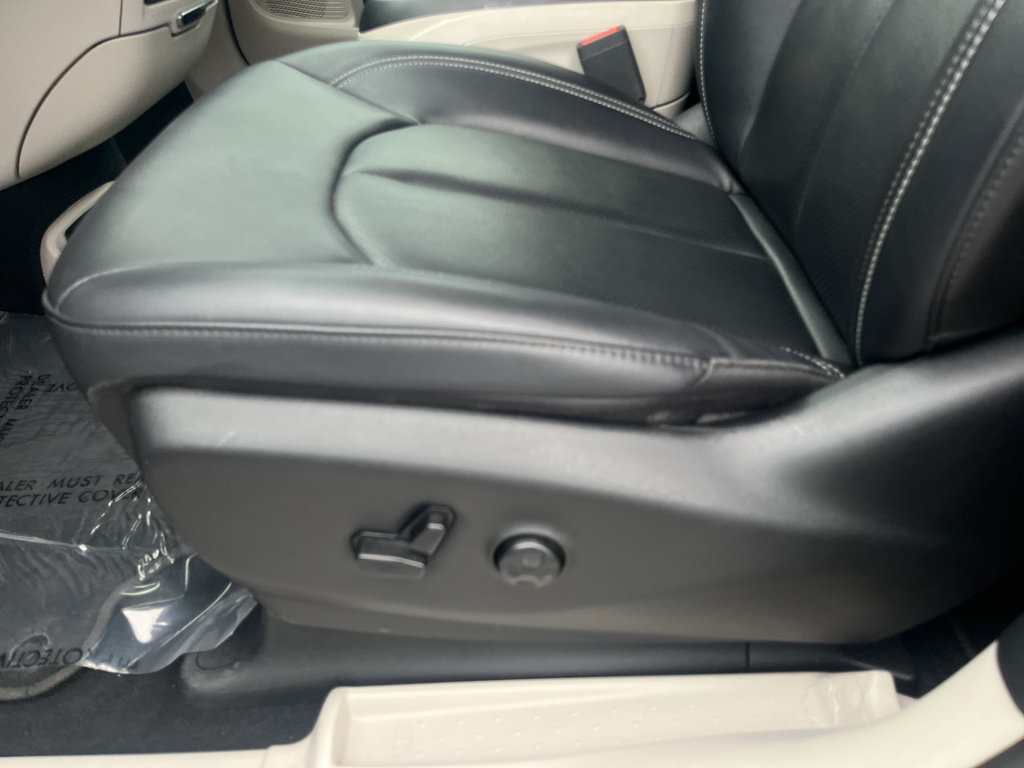 Used 2024 Chrysler Pacifica Touring-L FWD image 31