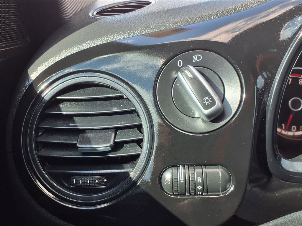 Used 2016 Volkswagen Beetle 1.8T Classic image 8