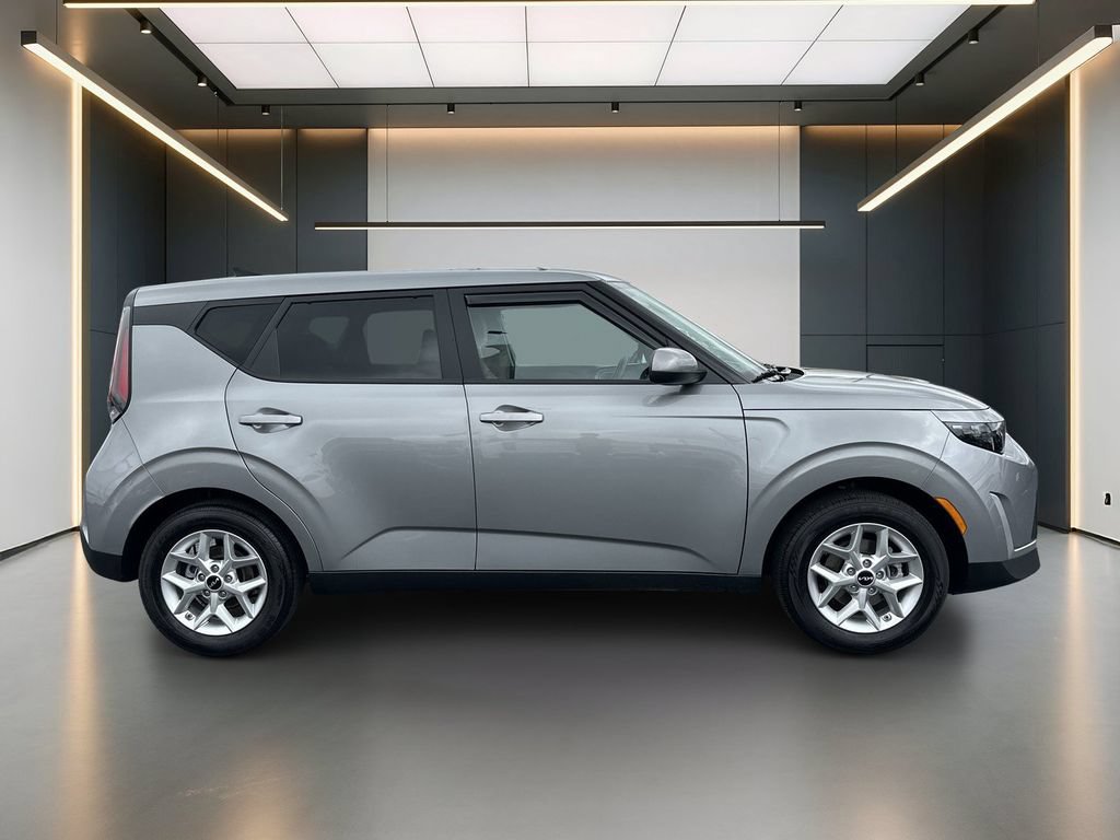 Used 2025 Kia Soul LX w/ LX Technology Package FWD image 7